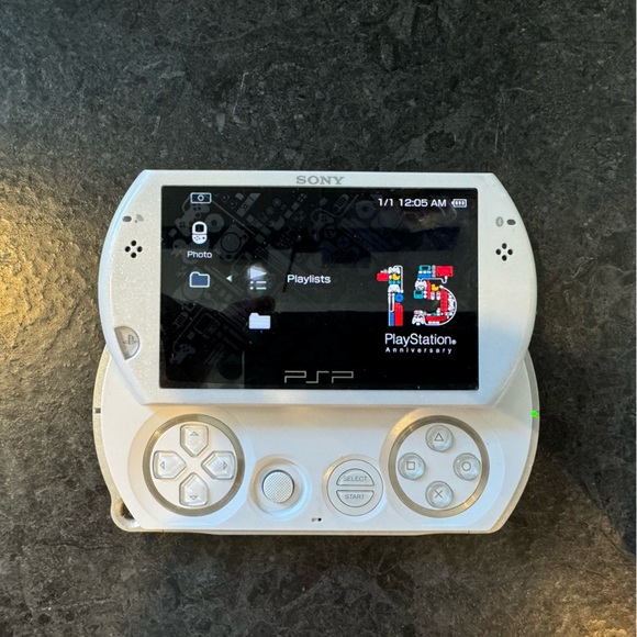 Sony PSP GO 16GB System, Pearl White — CIB - Picture 7 of 10